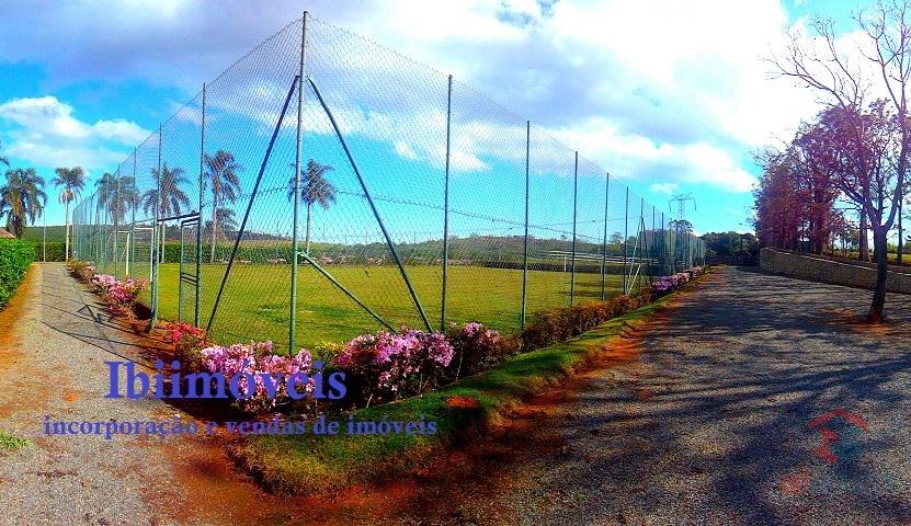 Ibiúna Terreno em condomínio com clube completo de ótimo padrão.