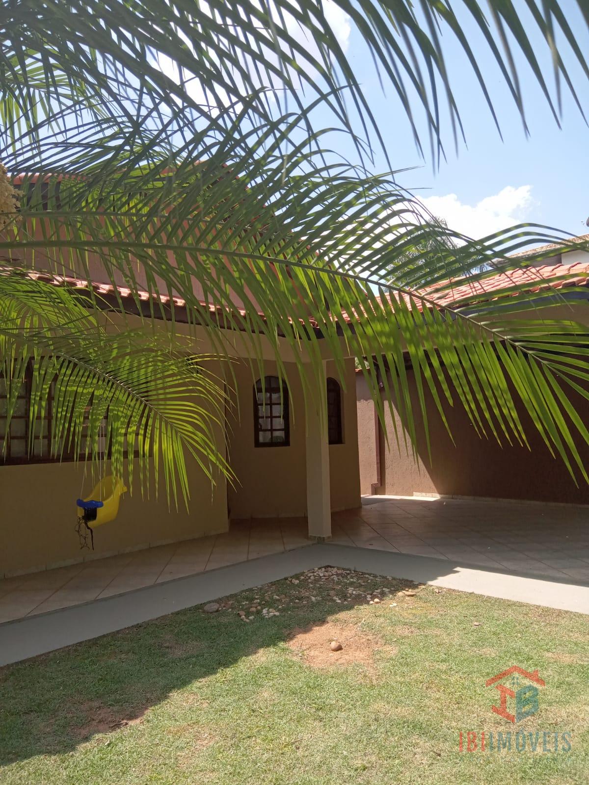 Linda casa dentro de condomínio próximo ao centro da cidade de...