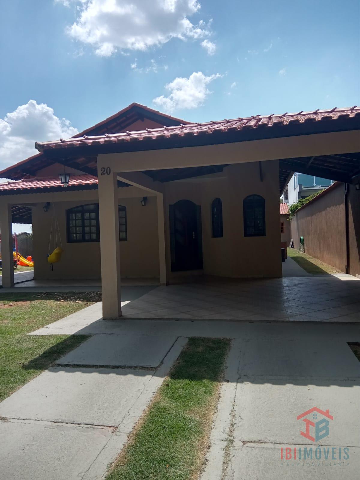 Linda casa dentro de condomínio próximo ao centro da cidade de...