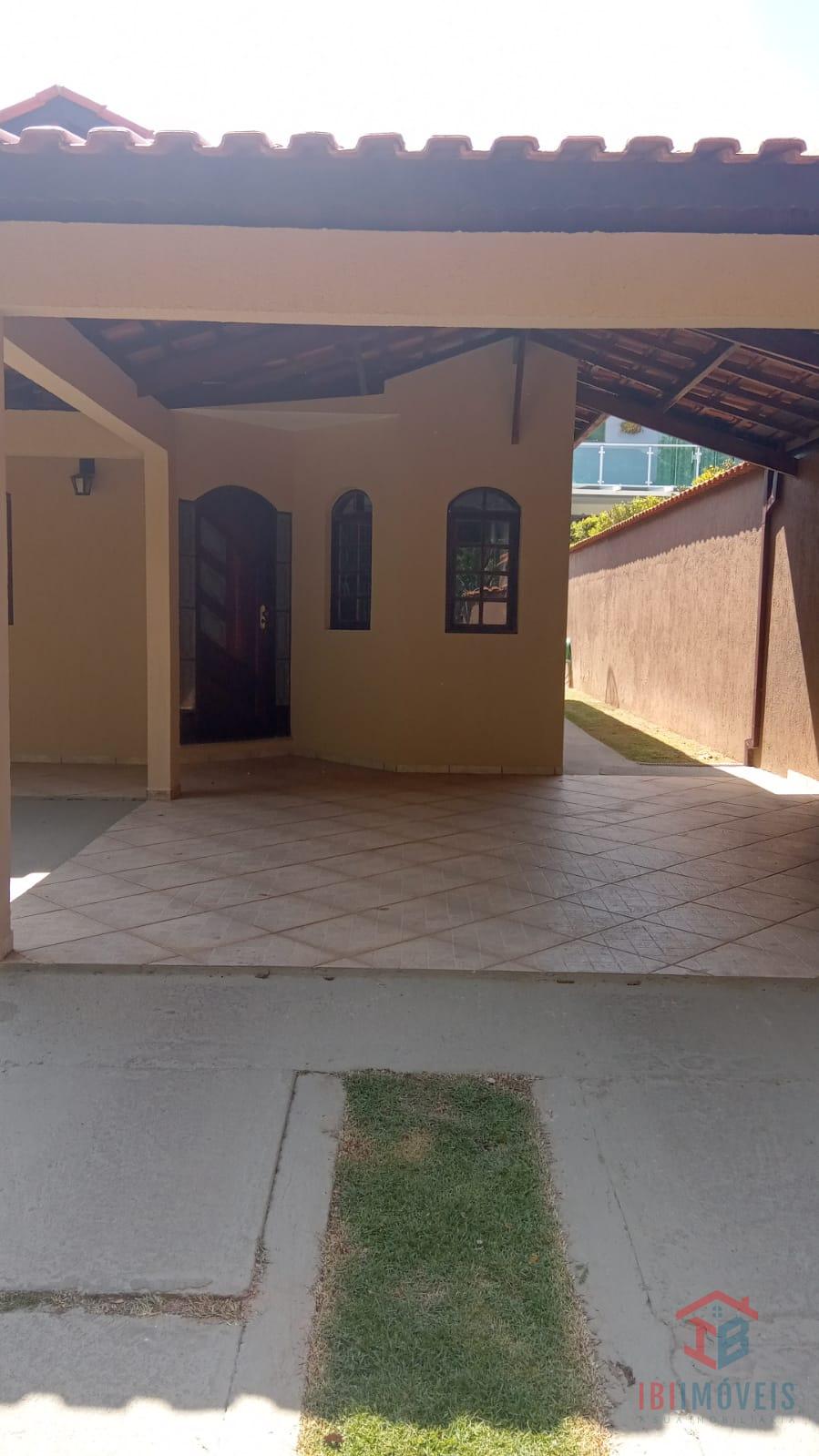 Linda casa dentro de condomínio próximo ao centro da cidade de...