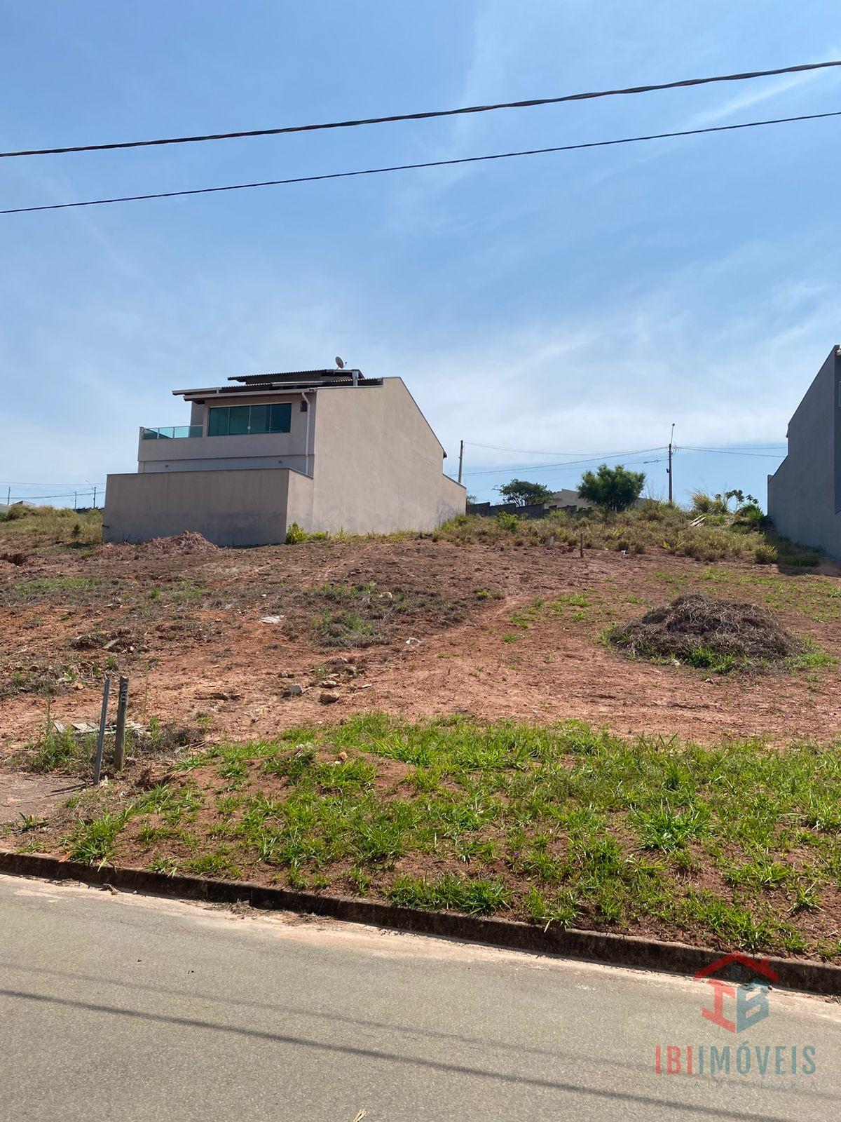 Terreno a venda em loteamento no centro da cidade de Ibiúna SP.