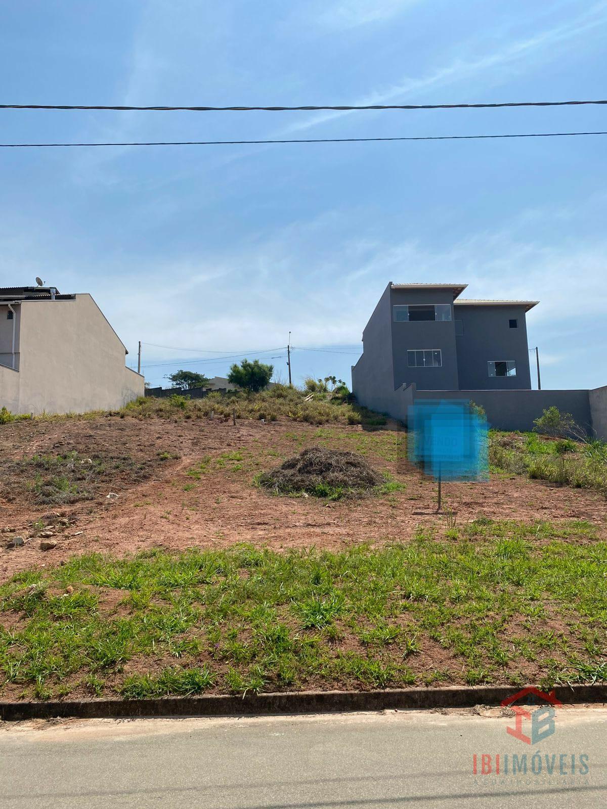 Terreno a venda em loteamento no centro da cidade de Ibiúna SP.