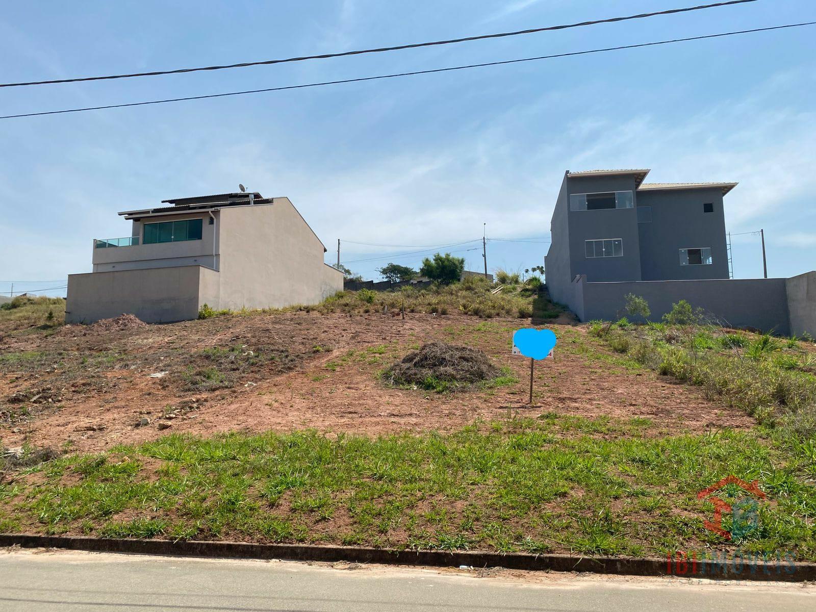 Terreno a venda em loteamento no centro da cidade de Ibiúna SP.