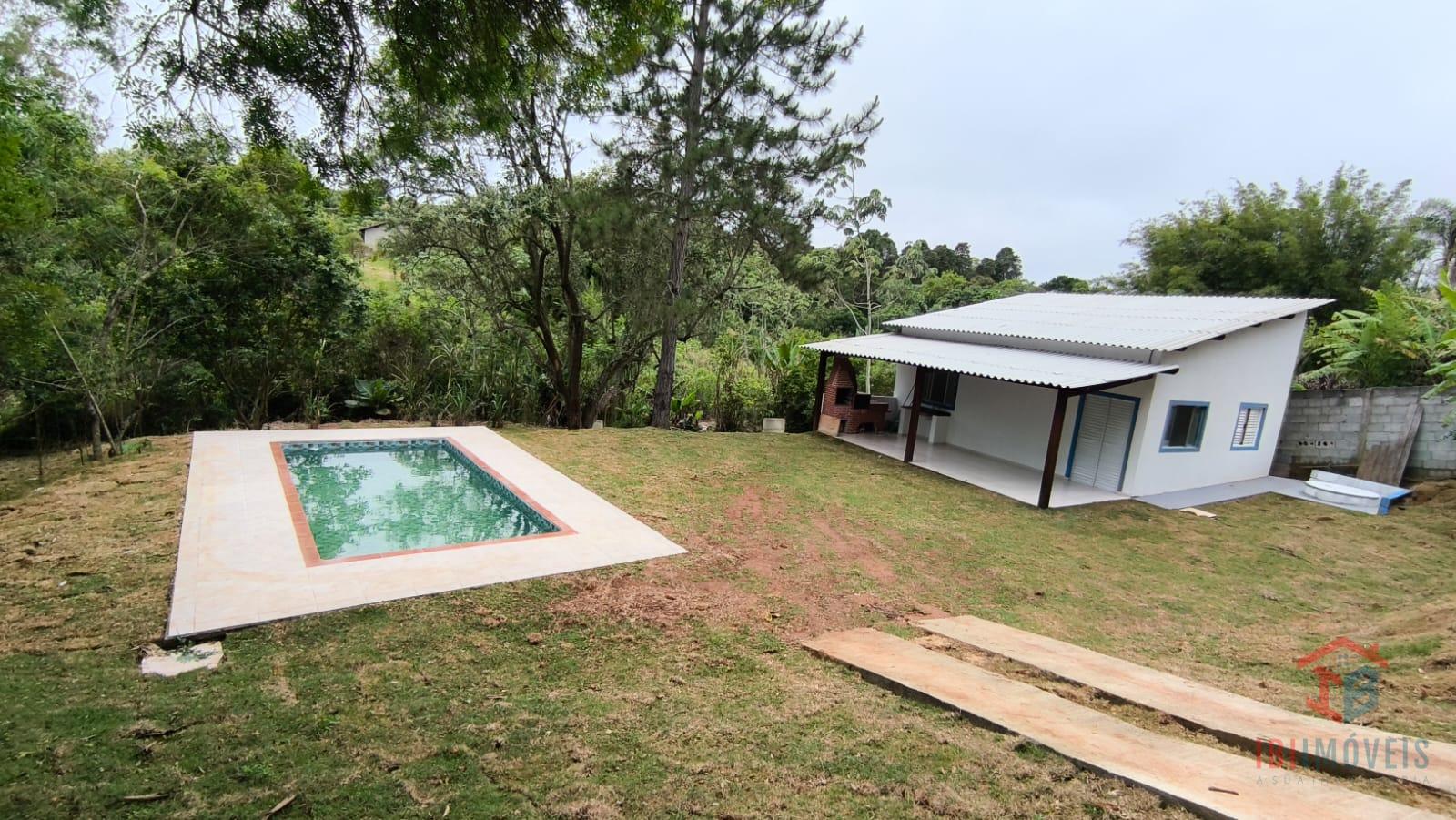 Ibiúna chácara com piscina em condomínio com fácil acesso   