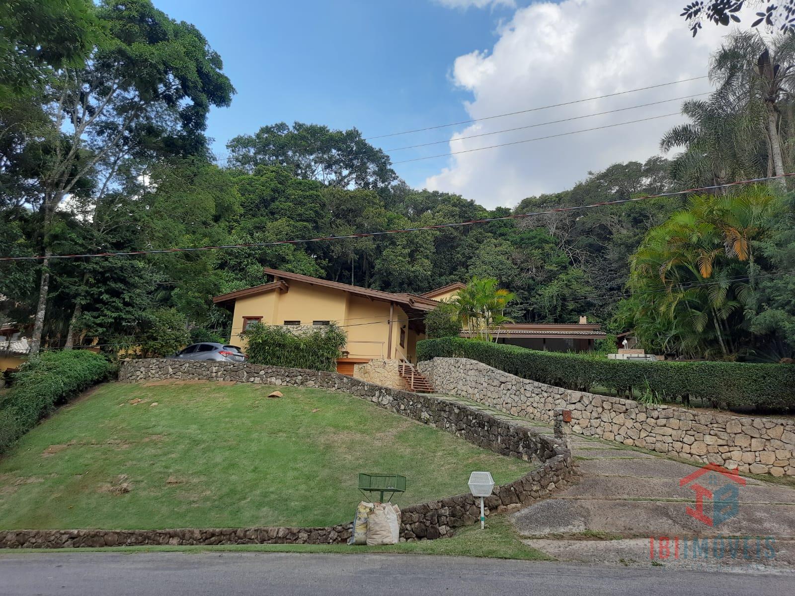 Residência localizada em condomínio de alto padrão com acesso ...