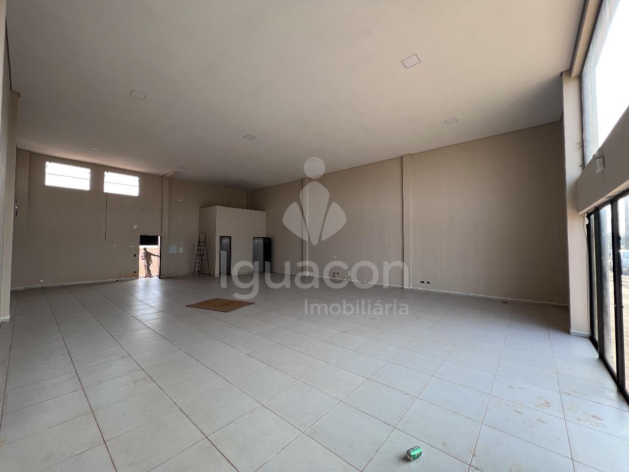 Sala Comercial de 141m  em frente a BR 277 no Três Bandeiras