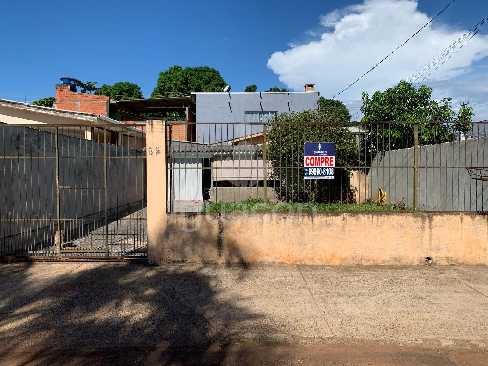 Casa com 03 Dormitórios e Amplo Quintal no Jardim Curitibano p...