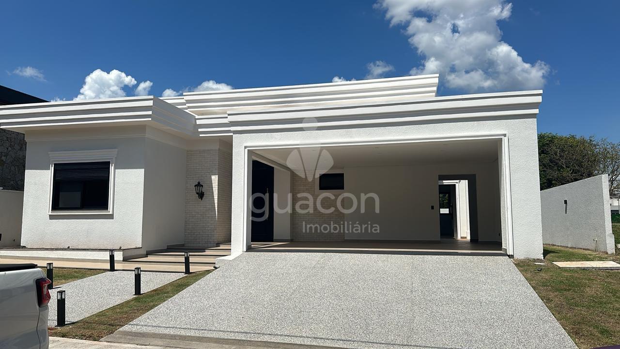 Casa com 03 Su?tes sendo 01 Su?te Master com Closet no Condom?...