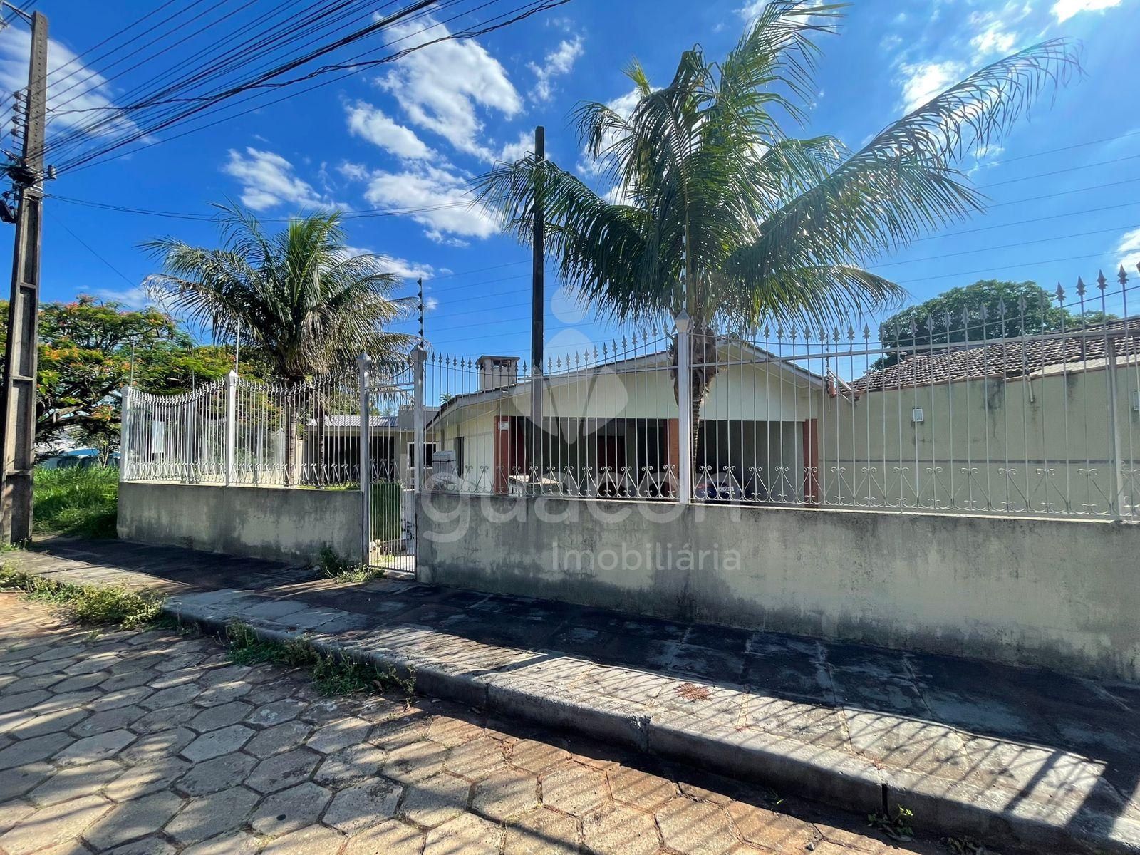 Terreno com 02 Casas com 03 Dormit?rios na Vila A pr?ximo ao A...