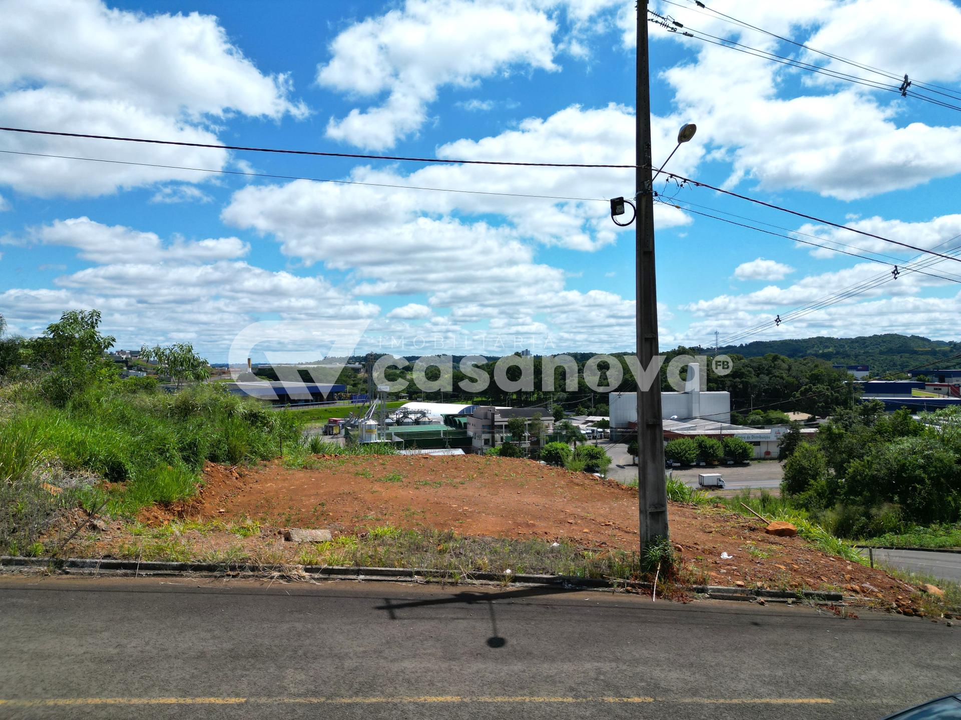 TERRENO DE ESQUINA RELATIVAMENTE PLANO