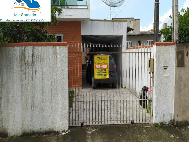 Casa em Camboriú no bairro Tabuleiro com 03 dormitórios