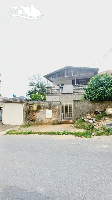 Casa em Camboriú no bairro Tabuleiro com 02 dormitórios