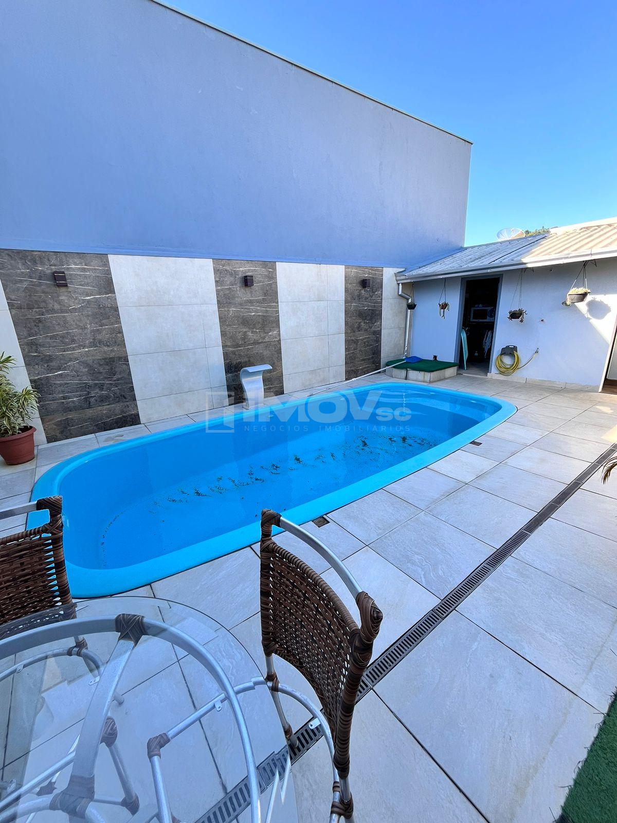 CASA À VENDA COM PISCINA NO BAIRRO SANTA REGINA, ITAJAÍ SC