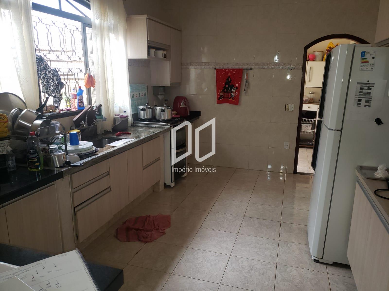 Casa à venda com 3 quartos, 296m² - Foto 11