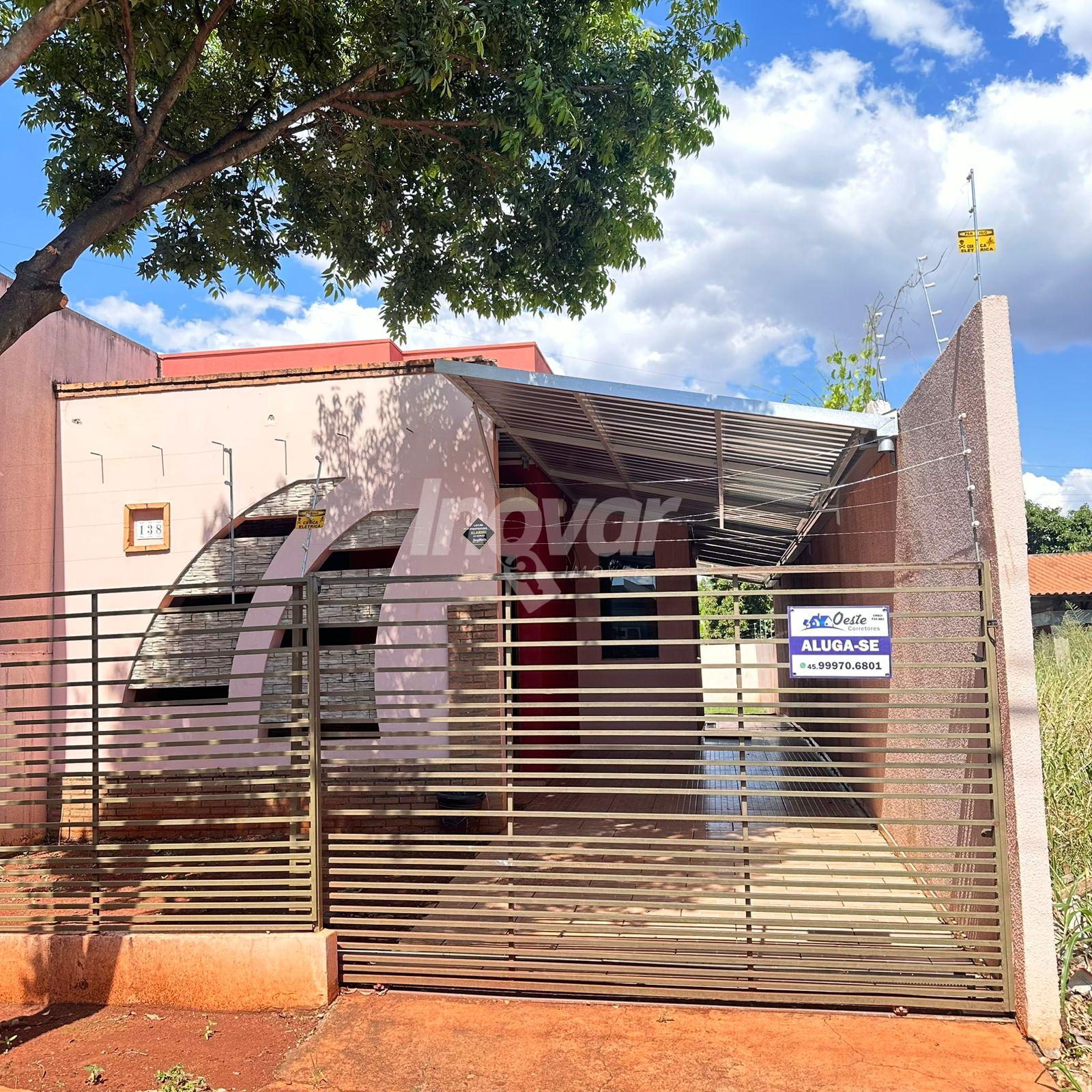 CASA COM SALA E COZINHA CONJUGADAS, SOBRA DE TERRENO, TODA CERCADA