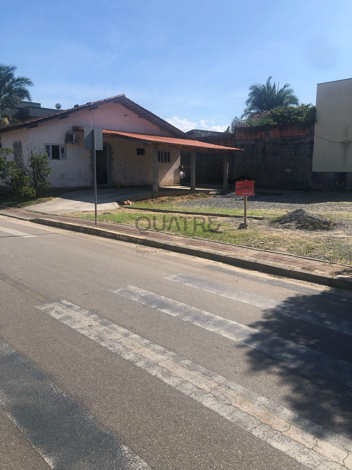 Casa de alvenaria com um amplo terreno de esquina no bairro Ri...