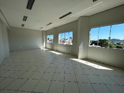 SALA COMERCIAL SEGUNDO ANDAR, COM ELEVADOR NO CENTRO DE FRANCISCO BELTRAO - PR - Jean Imóveis