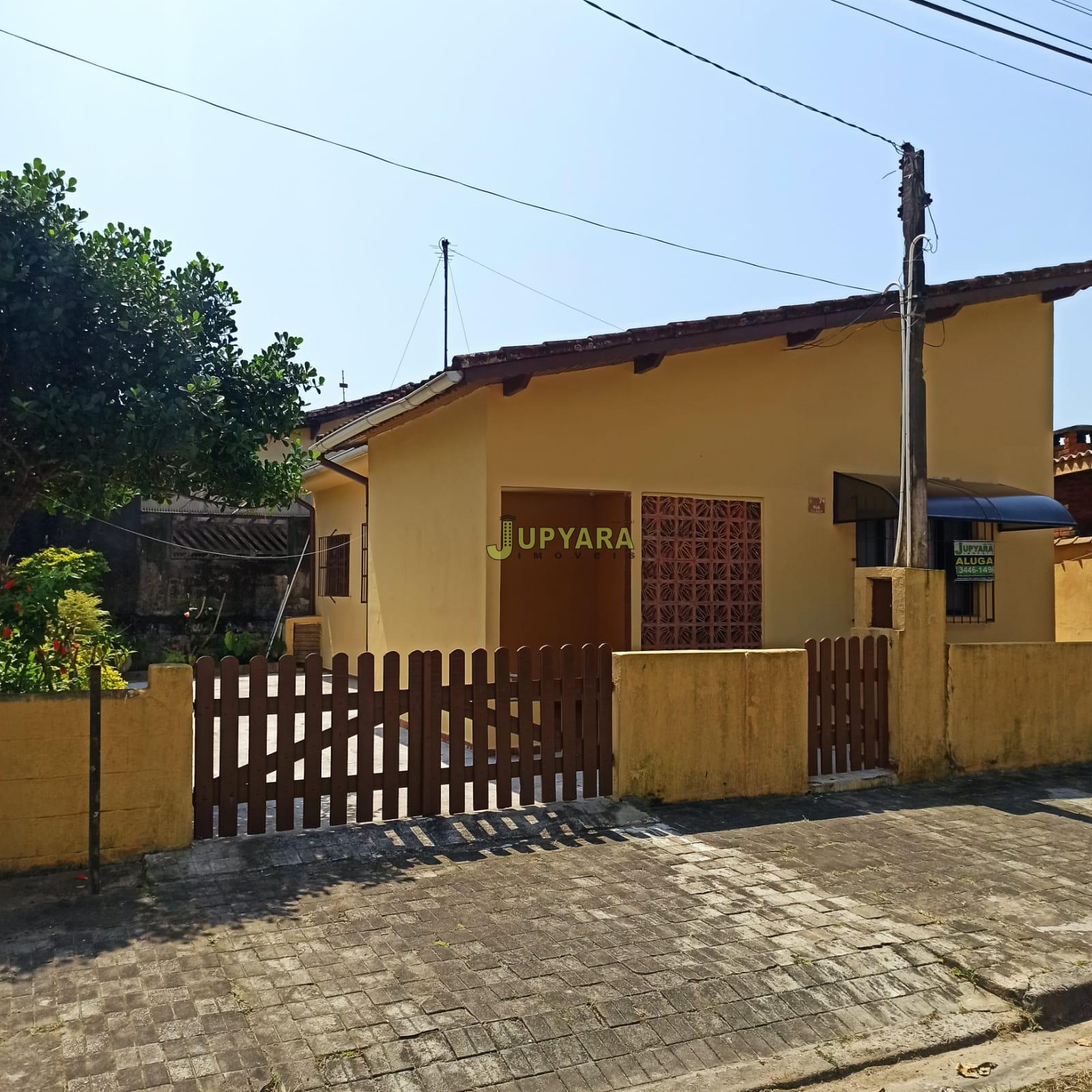 CASA COM 02 DORM. SENDO 1 SUÍTE, LOTE INTEIRO - LADO PRAIA - A...