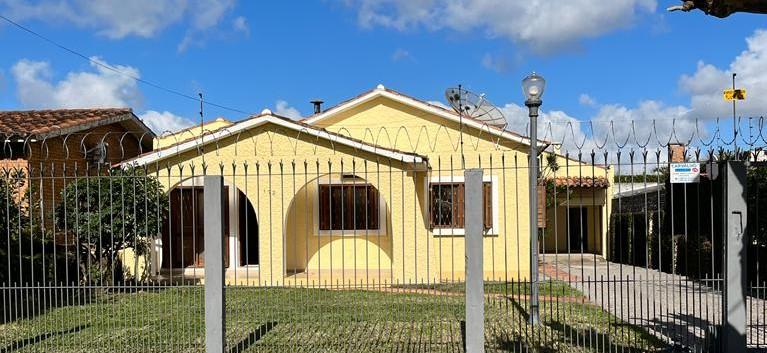 Casa à venda com três dormitórios e piscina, Laranjal, PELOTAS - RS