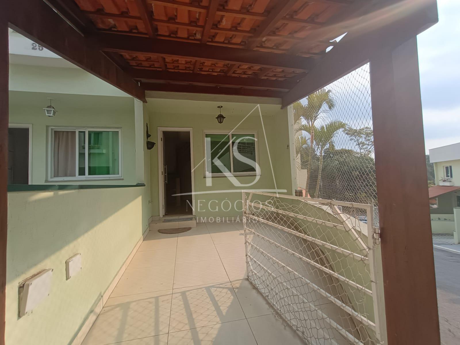 Bela Casa em condomínio