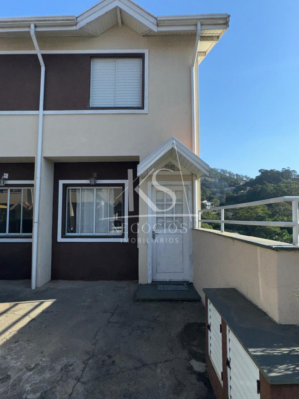 Bela casa em condomínio com piscina
