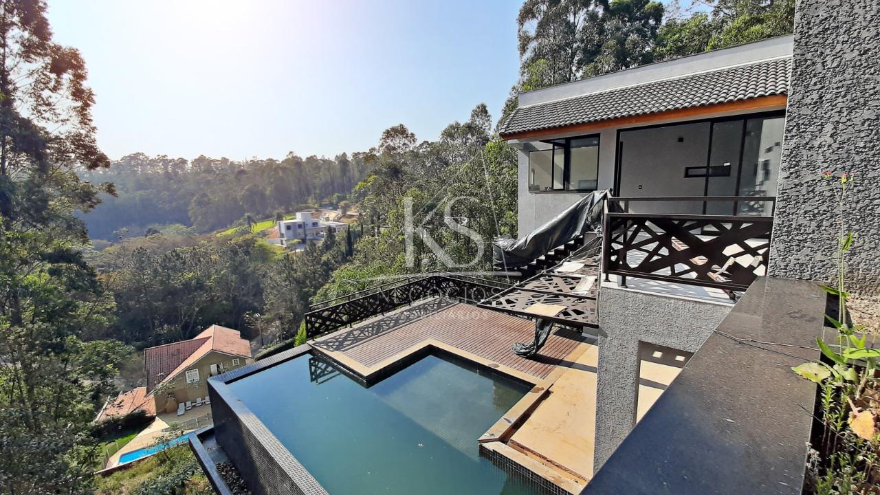 Bela casa em condomínio com piscina 3 suítes