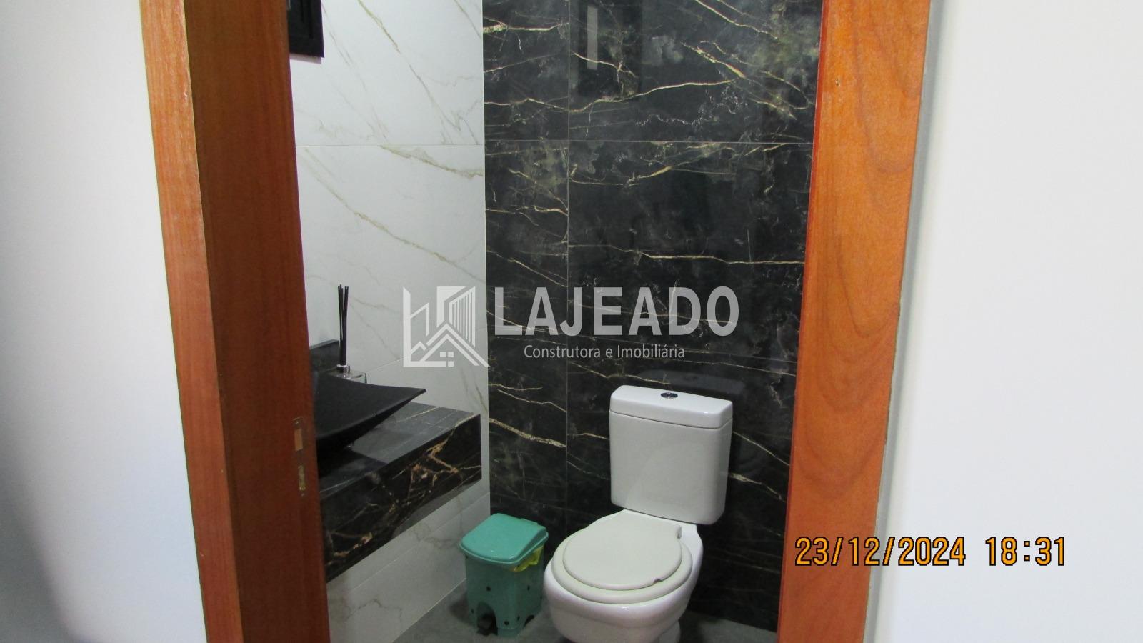 VENDE-SE CASA ,LOCALIZADA NO  RESIDENCIAL CARDOSO - VERDI, DOI...