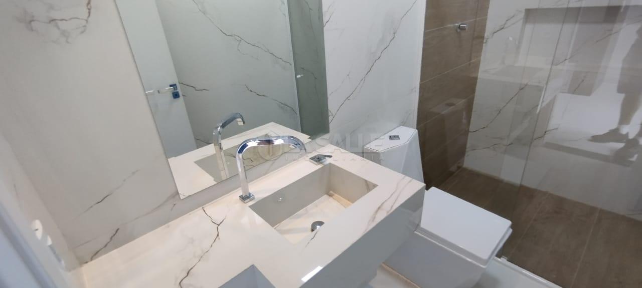 Casa com excelente padrão construtivo e otima localização