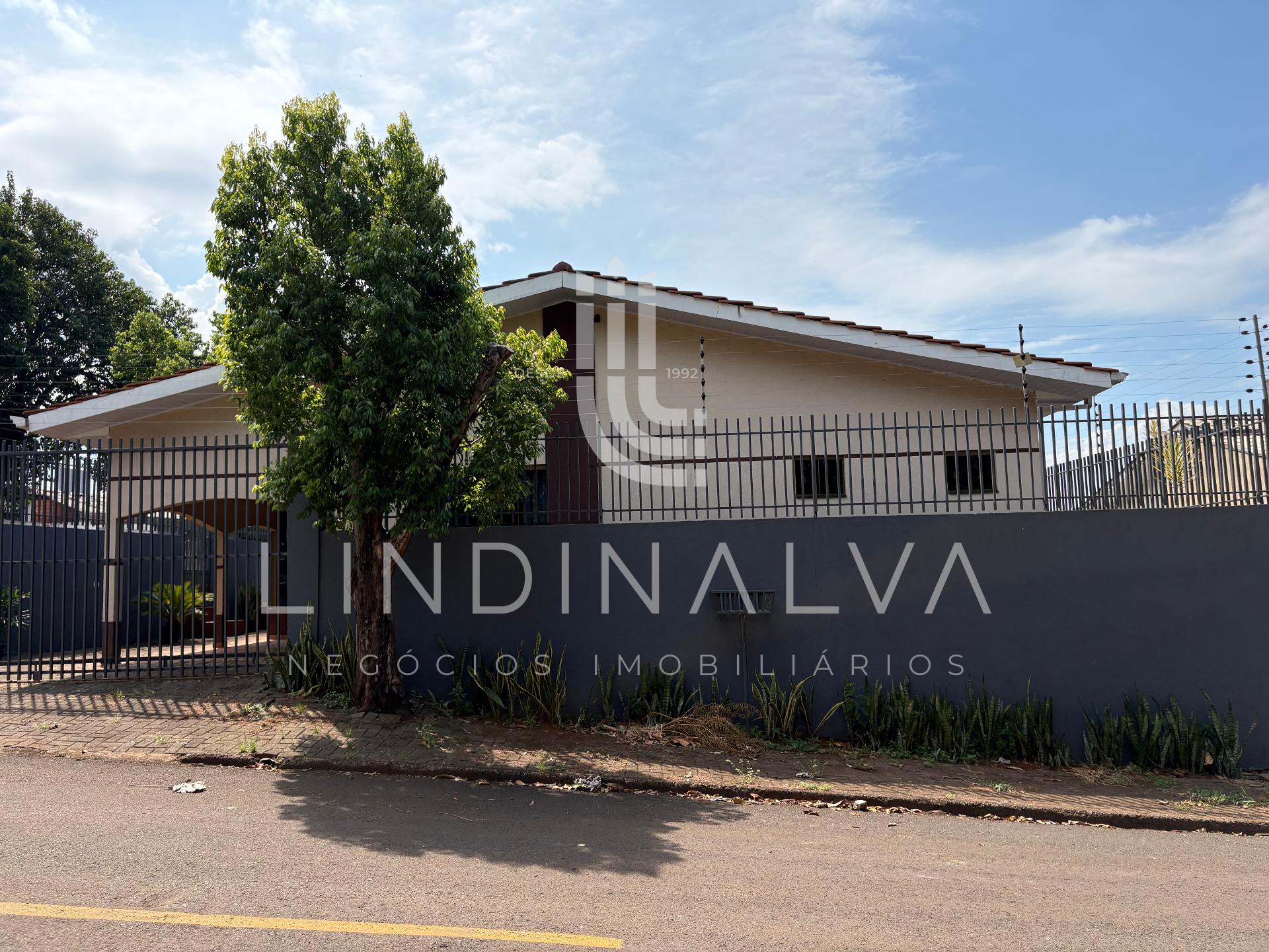 Casa Mobiliada à Venda no Campos do Iguaçu com 2 Suítes e Piscina