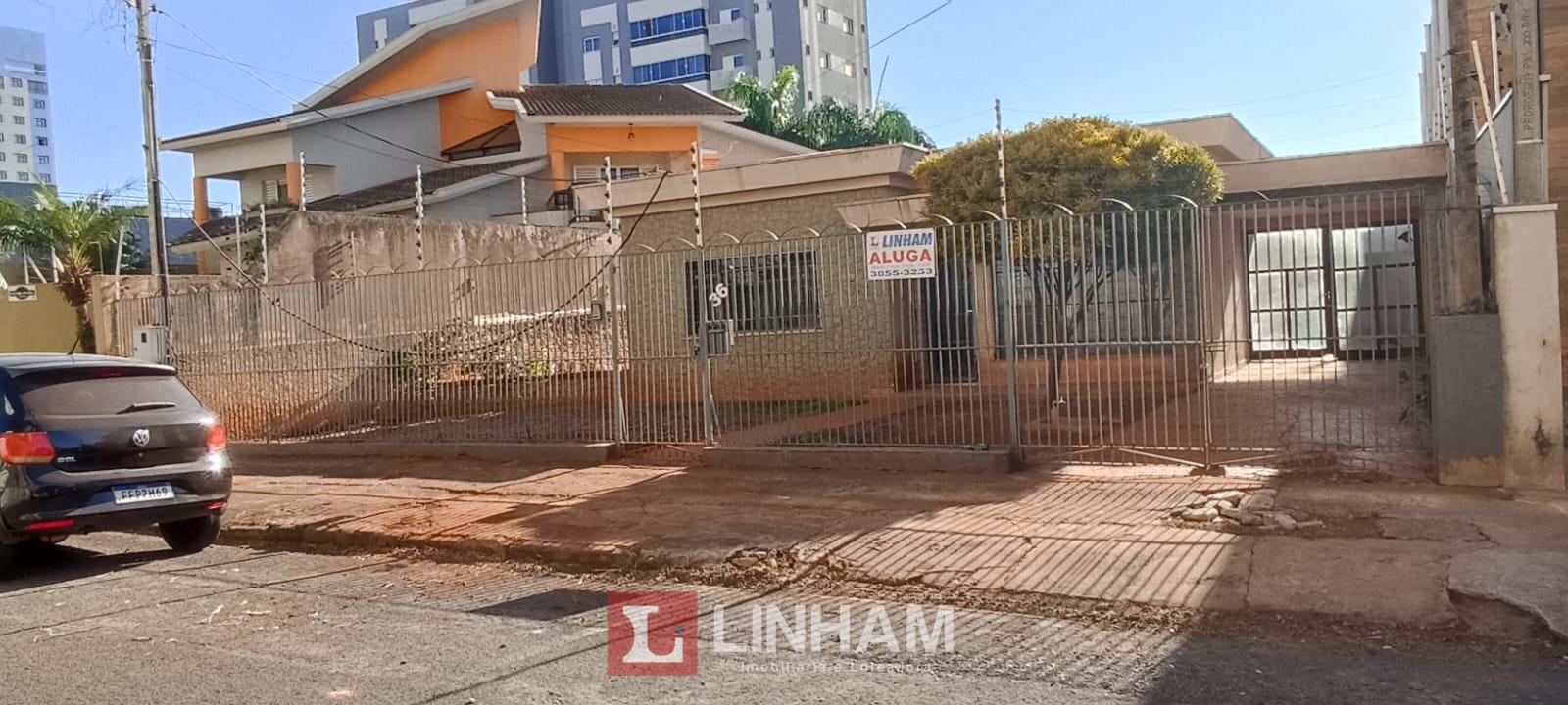 Casa com 03 dormitórios disponível para locação no centro de A...