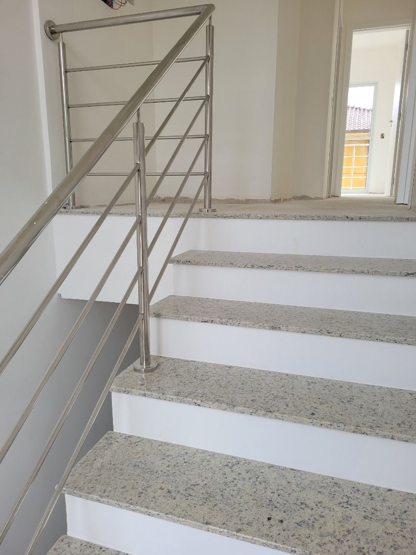 Sobrado novo, 106 m2, 3 qtos ste , 02 vagas, terreno nos fundo...