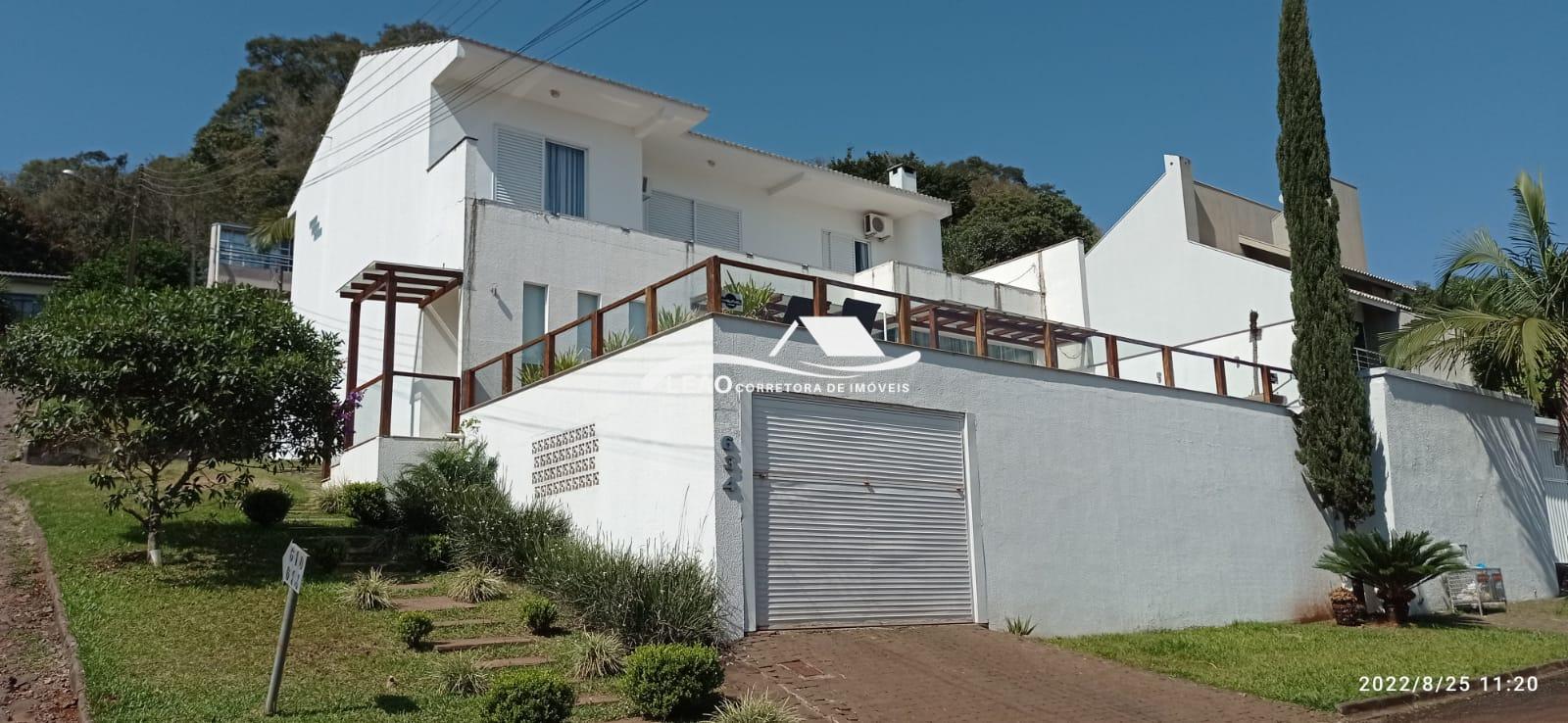 CASA ALTO PADRÃO COM PISCINA NO BAIRRO INDUSTRIAL