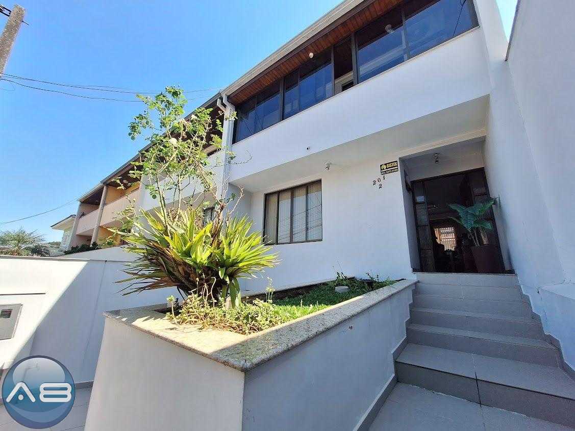 Sobrado Duplex no Bairro Uberaba, com ótima localização   CURI...