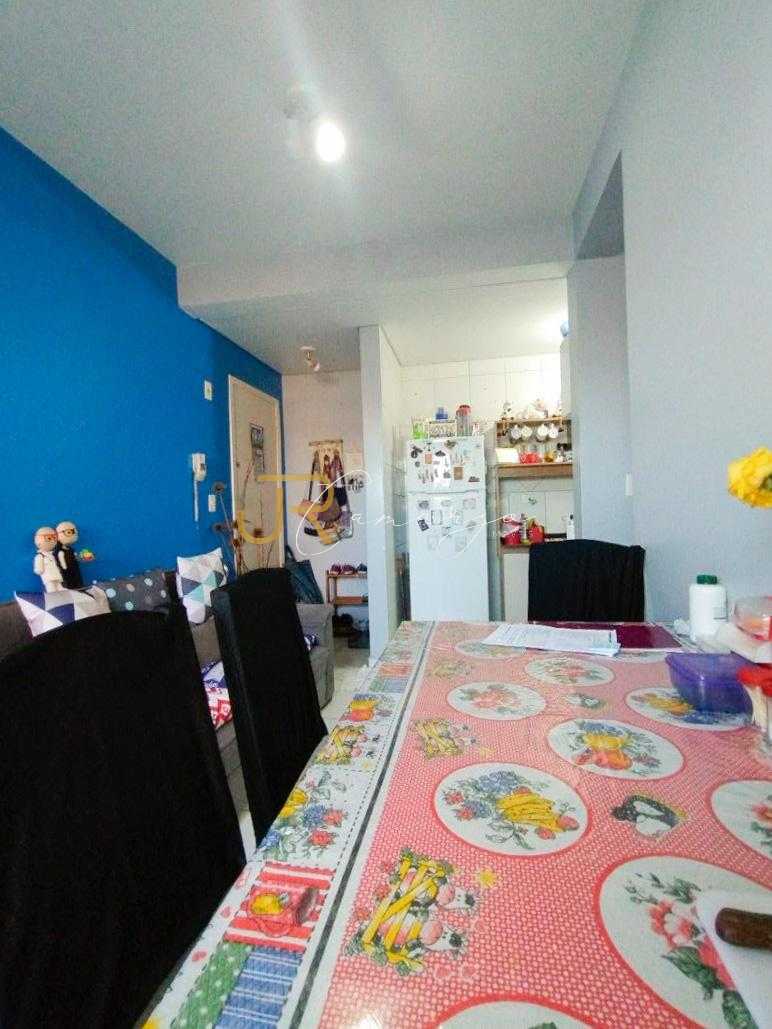 Apartamento térreo à venda em Colombo com 3 quartos próximo ao...
