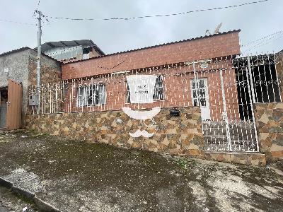 Casa à venda em Barbacena com 4 dormitórios no bairro Grogotó