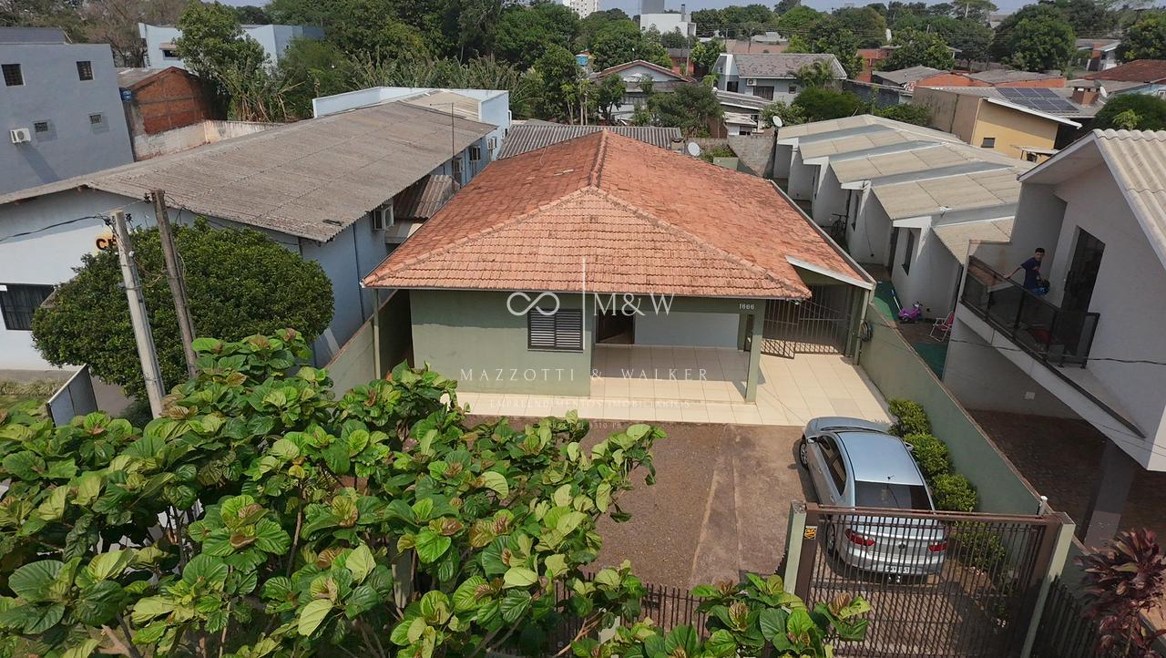 CASA ? VENDA, AMPLO TERRENO, ? POUCOS PASSOS DA AVENIDA BRASIL