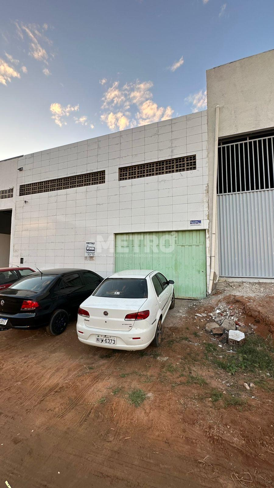 Venda  GALPÃO, 680m2, sendo  500m2 térreo e 180m2 no mezanino.