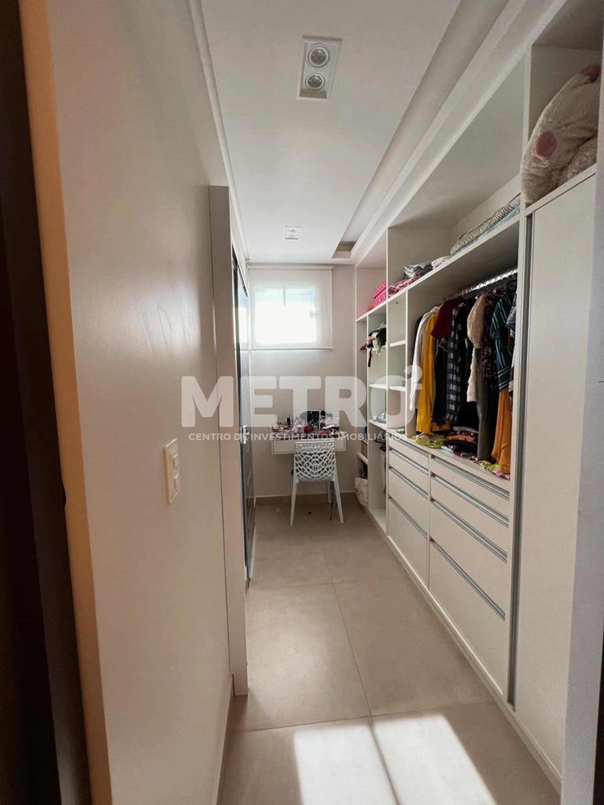 Casa de Condomínio para alugar com 4 quartos, 245m² - Foto 2