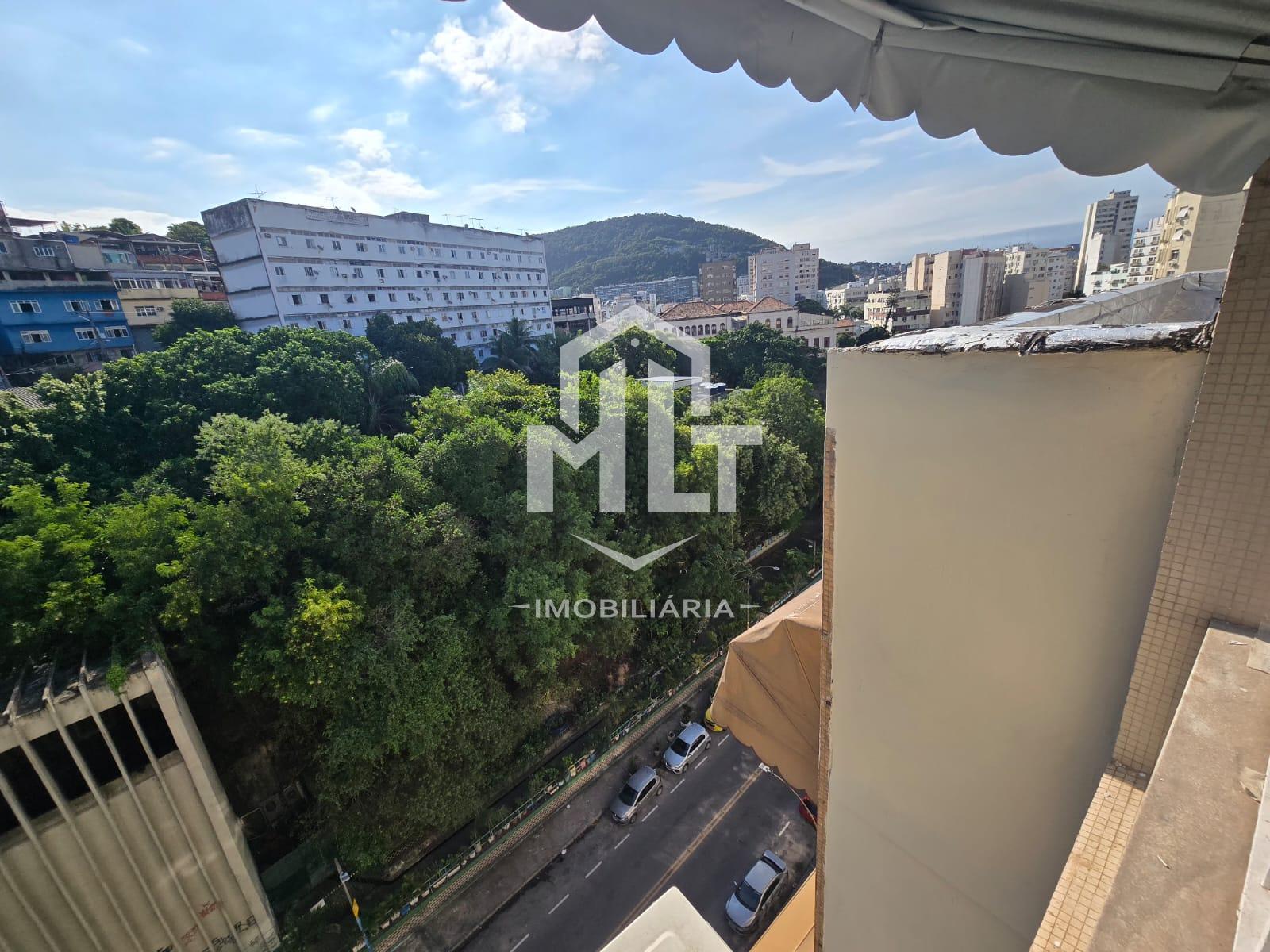 Apartamento de 3 quartos, com vaga na Rua Marquês de Abrantes, no Flamengo.