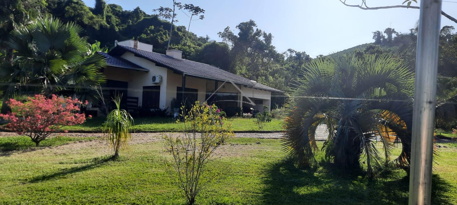 Chácara do Filé, com casa, área de festa, lagoa.