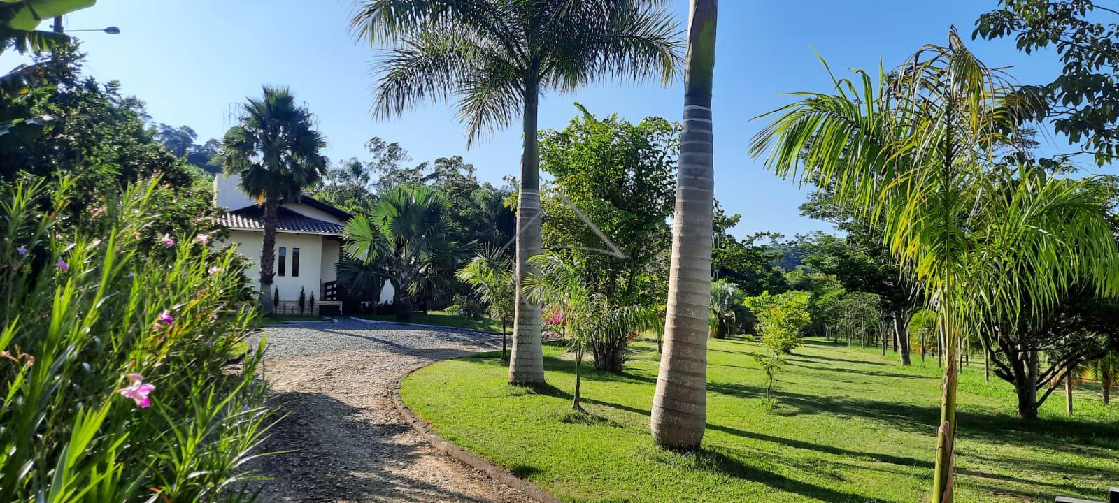 Chácara do Filé, com casa, área de festa, lagoa.