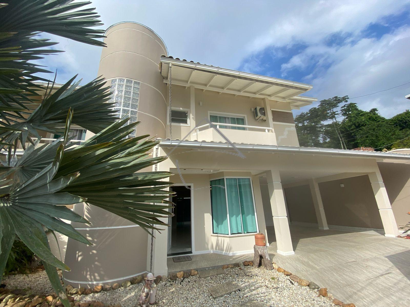 CASA RESIDENCIAL DE ALTO PADRÃO COM 4 QUARTOS E UMA SUÍTE