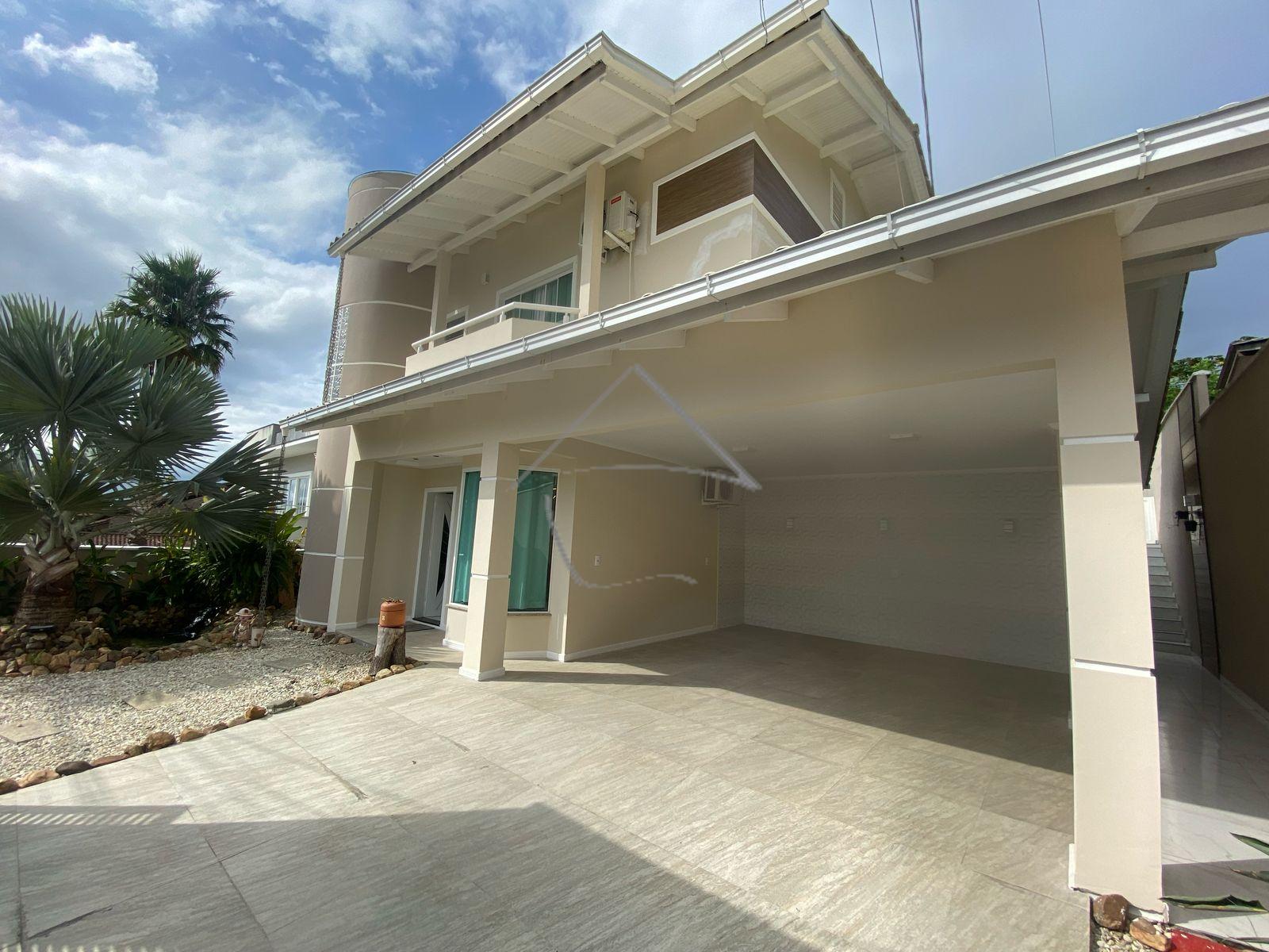 CASA RESIDENCIAL DE ALTO PADRÃO COM 4 QUARTOS E UMA SUÍTE
