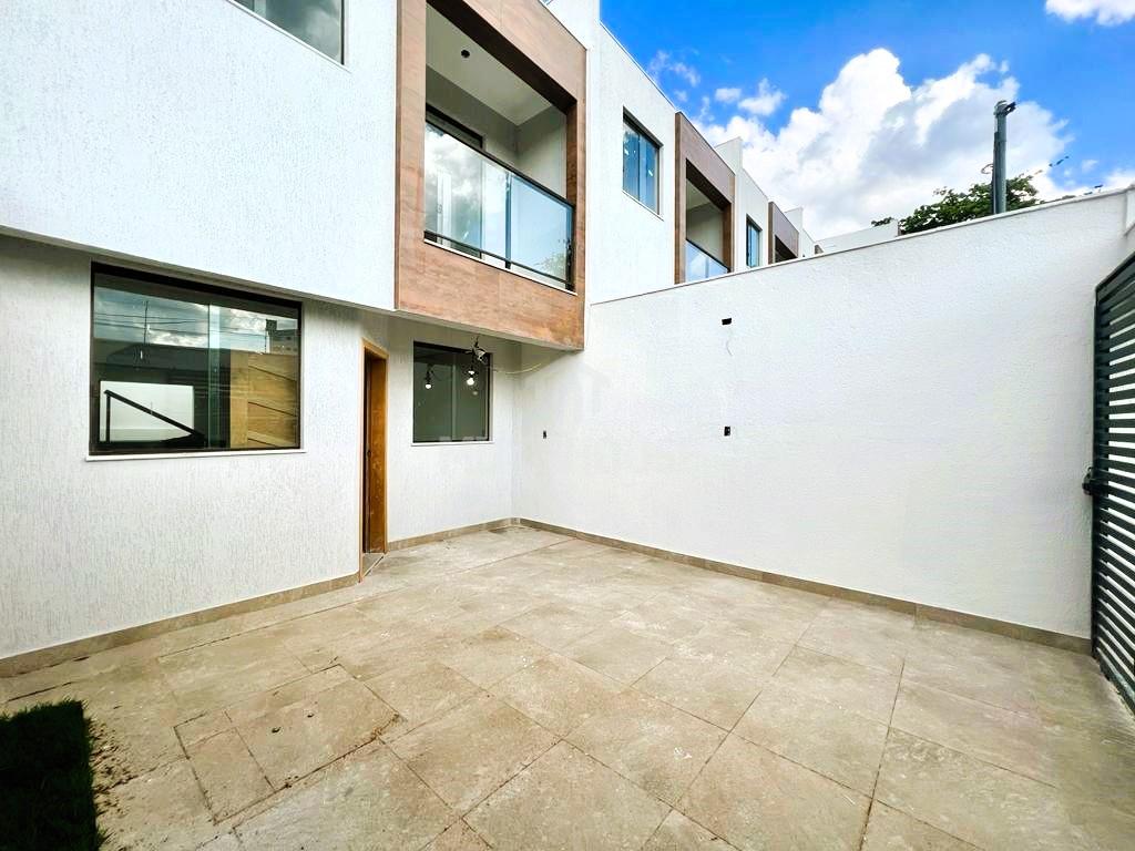 Casa à venda com 3 quartos, 143m² - Foto 1