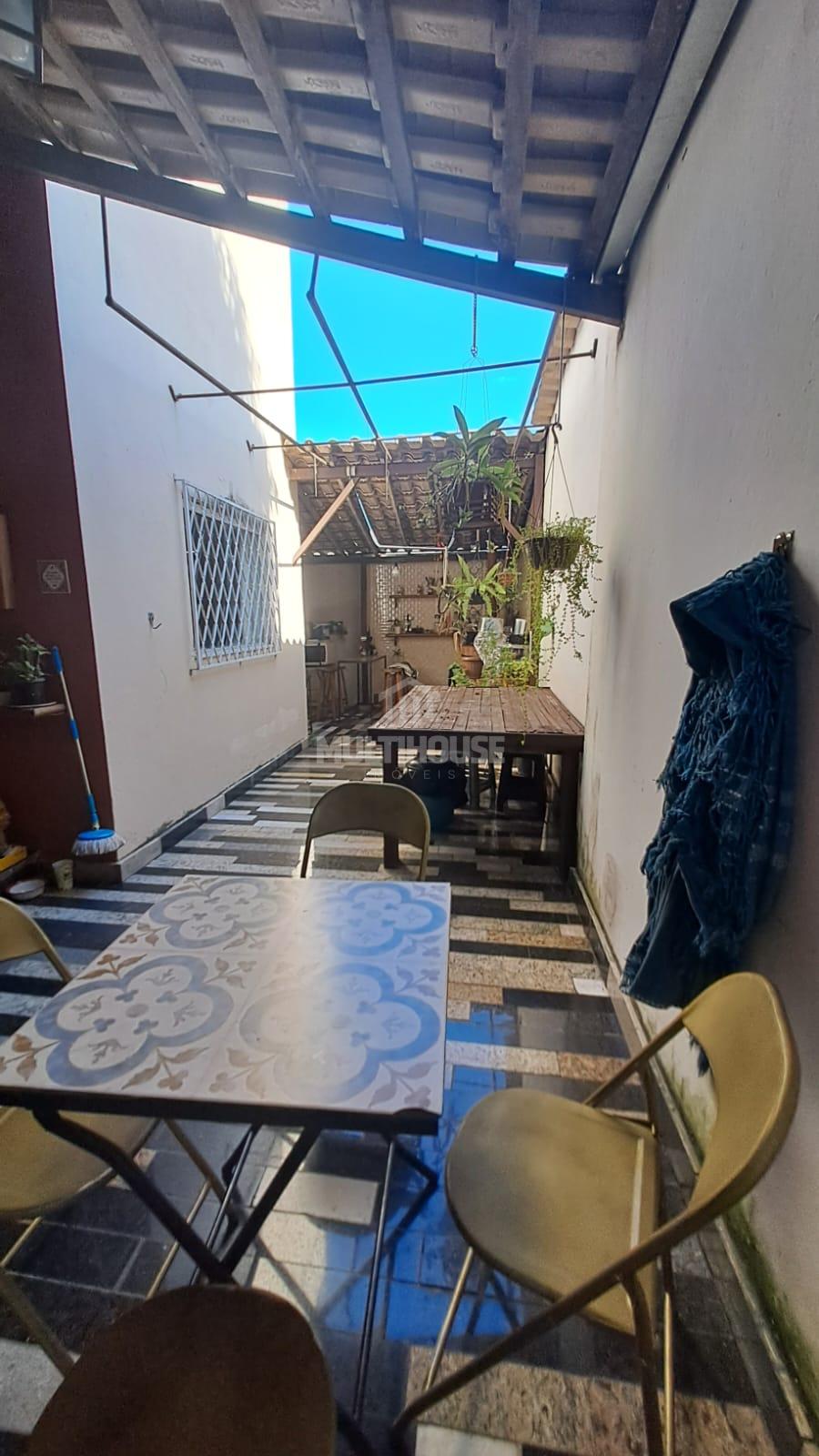 Casa à venda com 5 quartos, 300m² - Foto 2