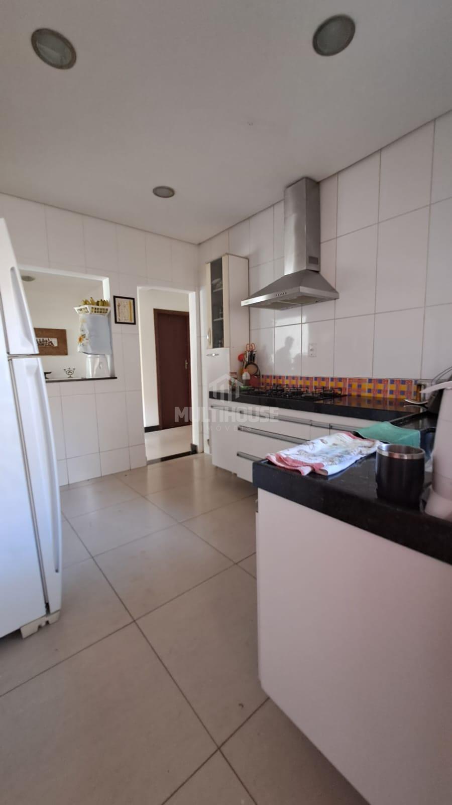 Casa à venda com 5 quartos, 300m² - Foto 12