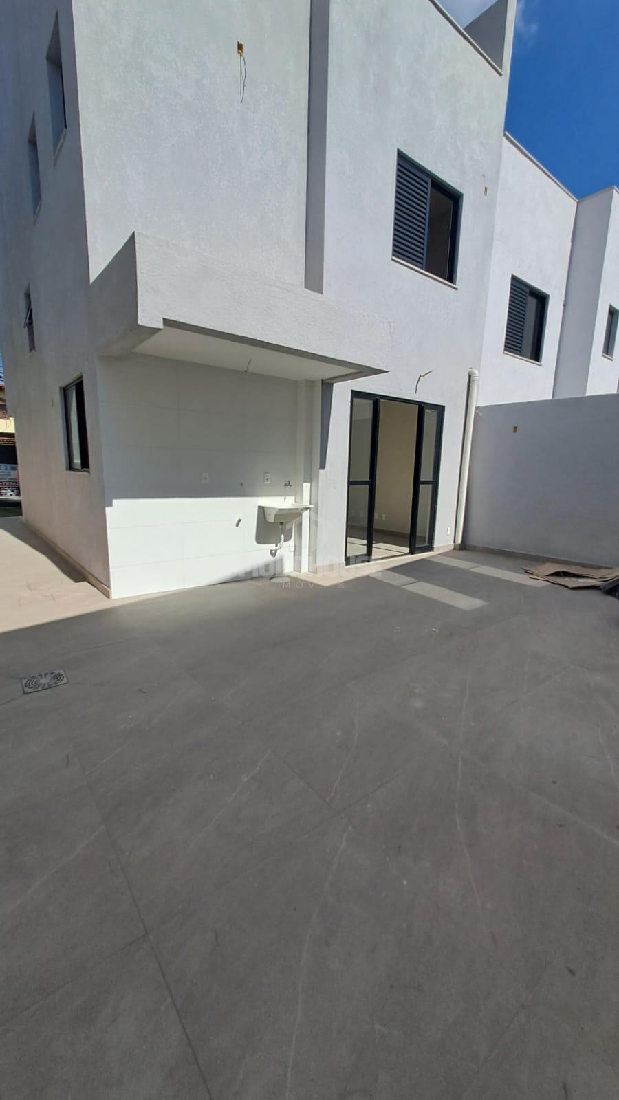 Casa à venda com 3 quartos, 150m² - Foto 2