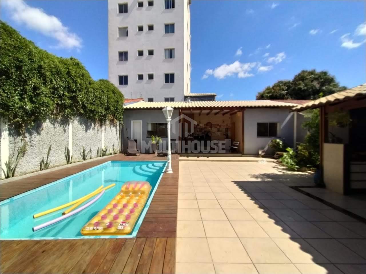 Casa à venda com 5 quartos, 200m² - Foto 1