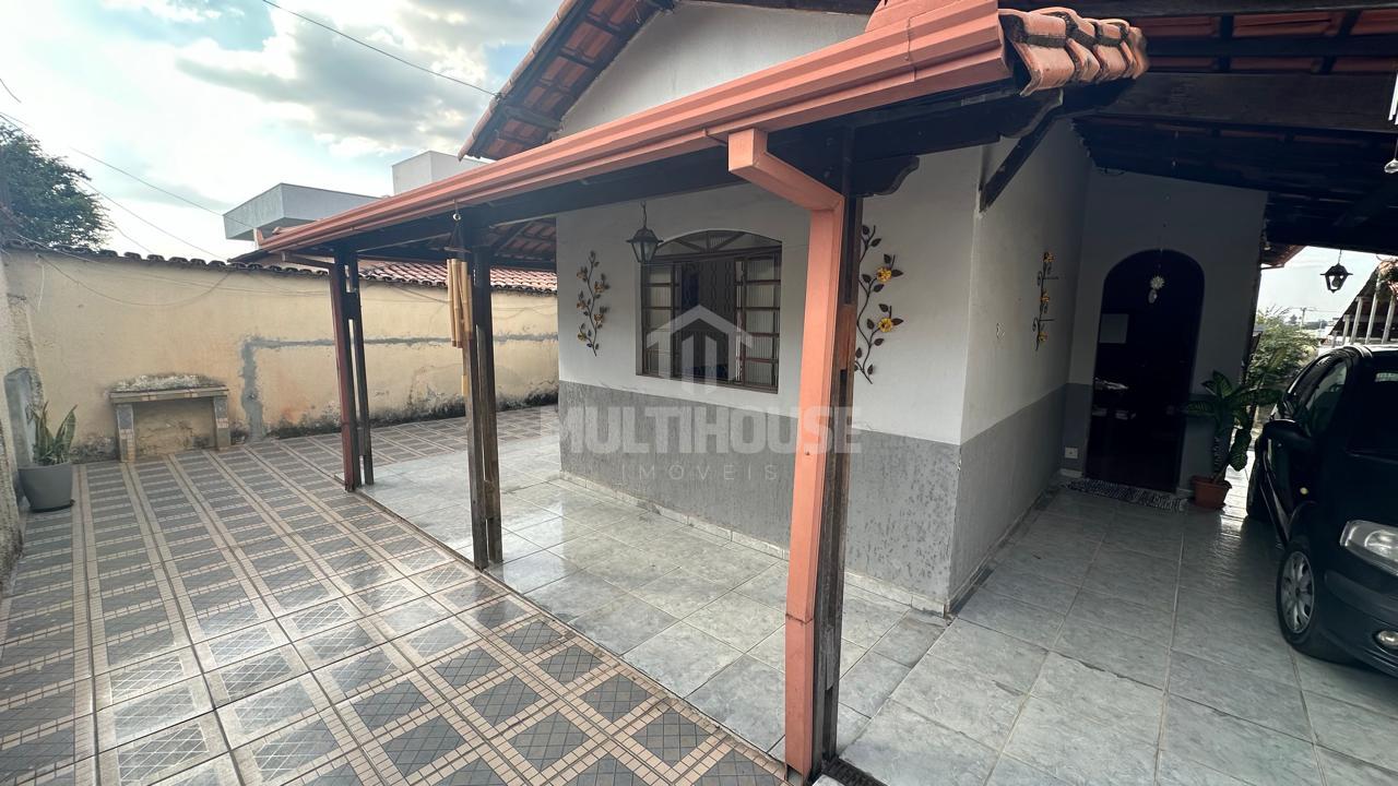 Casa à venda com 3 quartos, 159m² - Foto 1