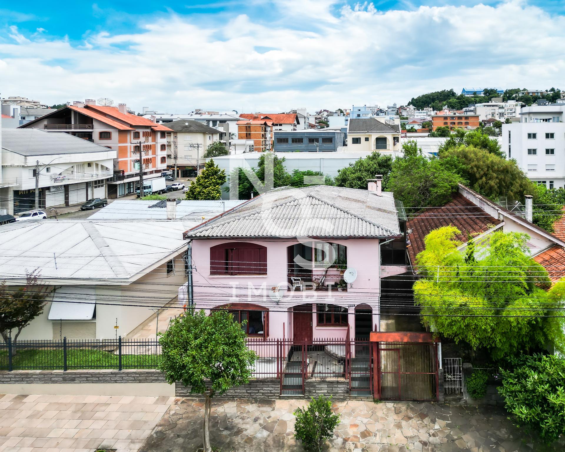 Casa Térrea de 03 Dormitórios no Centro de Flores da Cunha